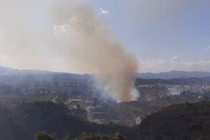 Los bomberos luchan en un incendio con 5 puntos de fuego a ambos lados del río Magre