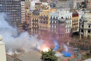 Ribó pide que la mascarilla no se quite durante la mascletà: “Hay que cumplir las normas”