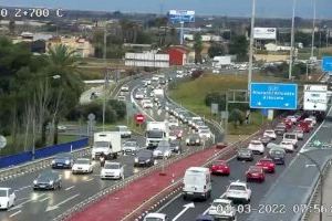 La pluja complica l'entrada a València provocant embossos de més de 10 quilòmetres