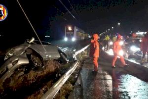 Greu accident entre dos cotxes a Alberic obliga a tallar la circulació del metro