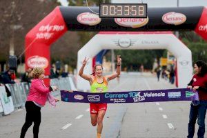 La triatleta valenciana Noelia Juan gana la octava edición de la Carrera 10KFem