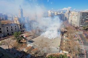 Humos de colores y truenos dobles en la mascletà de pirotecnia Crespo