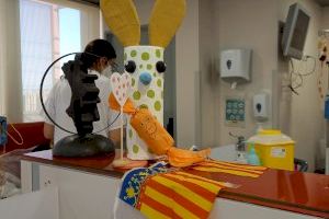 El espíritu fallero llega a las plantas de Oncología de los hospitales valencianos