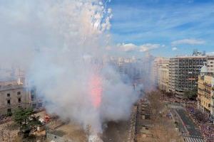 El martillo de Thor y un apoteósico final hacen retronar la plaza del Ayuntamiento en la mascletà de este domingo