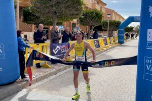 Jhoel Faus (CA Safor Teika) s’imposa en el Duatló de la Platja de Tavernes