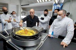 El chef Quique Dacosta recibe a alumnado de la Universidad de Alicante en su restaurante