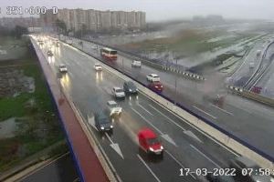 Retenciones en las principales carreteras de Valencia en una jornada lluviosa