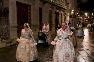 Cientos de falleros y falleras participan en la Ofrenda a la Virgen Maria de Torrent