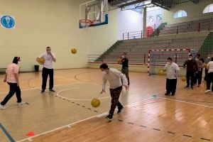 Usuarios del Centro Ocupacional y del CRIS aprenden a jugar al basket con el Club Baloncesto Segorbe