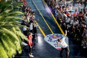 Estudiantes de la UMH participan en el campus de Elche en la Fase Clasificatoria del Campeonato Mundial de Red Bull de aviones de papel