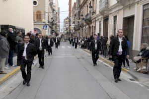 La Falla Sant Antoni de Paiporta recupera el traje negro del fallero para homenajear a un antiguo presidente fallecido