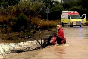 Imprudència: Un motorista es juga la vida travessant un riu inundat a Onda