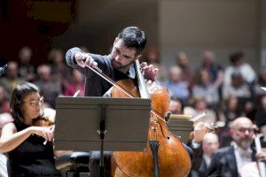 Pablo Ferrández interactua a l’Almodí amb tretze músics de l’Orquestra de València dins del cicle “Cambra al Palau”