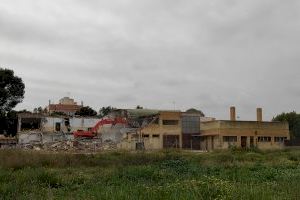 Comienzan las obras de derribo del CEIP La Paz de Torrellano que dará lugar al nuevo colegio con cerca de 500 plazas escolares