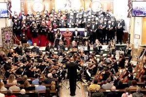 La interpretación del ‘Réquiem’ de Mozart por medio centenar de músicos y 70 voces llena la parroquia de Sant Jaume y Santa Ana