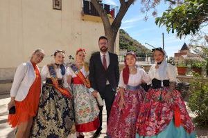 El concejal Adrián Santos Pérez enfatiza sobre las raíces festeras de las Reinas de las Cruces de Mayo de Santa Cruz de Alicante