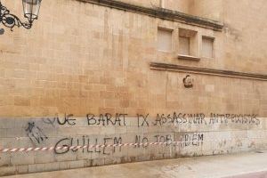 Pintadas en la concatedral de Castelló en memoria de Guillem Agulló