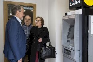 José Martí ensalza en Alcudia de Veo la implantación de cajeros automáticos emprendida por la Generalitat Valenciana en los pequeños pueblos de interior