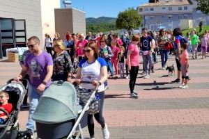 Numerosos vecinos de Sant Joan de Moró participaron en la caminata organizada para recaudar fondos contra el cáncer