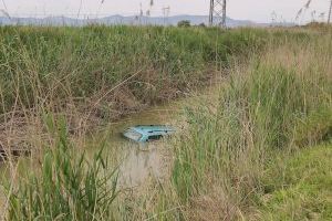 Rescatan a un hombre que quedó atrapado en su vehículo tras caer a una acequia en San Fulgencio