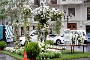 Parroquias, colegios, comercios y particulares instalan Cruces de Mayo en calles y plazas de Valencia