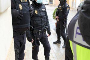 Abofetea y tira al suelo a su pareja en Sagunto y es detenido por un policía fuera de servicio