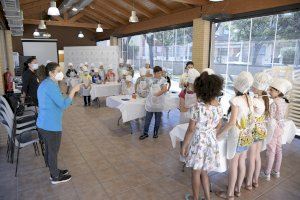 Niños y niñas de Paiporta aprenden a cocinar de forma saludable