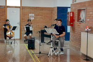 L'IES Gregori Maians d'Oliva inaugura una nova aula d'aprenentatge en homenatge a Joan Fuster