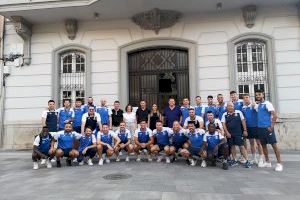 El Ayuntamiento de la Vall d'Uixó recibe a la UDE por su campeonato de liga