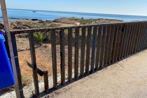 La Brigada de Servicios realiza trabajos de pintado y conservación de los bancos del paseo Juan Aparicio y de la Avenida de los Marineros