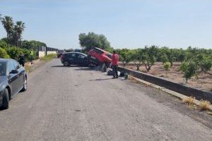 Aparatoso choque entre tres vehículos en un camino rural de Burriana