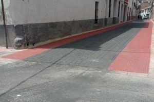 La Calle Cervantes de Buñol luce un aspecto renovado, más accesible y moderno tras la finalización de las obras