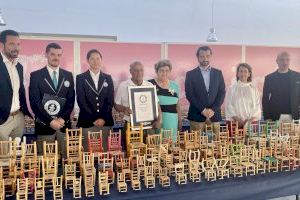 Eladio Rivero Sánchez consigue el récord Guinness del mayor número de sillas en miniatura