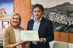 Colomer entrega el distintivo acreditativo de Fiesta de Interés Turístico Autonómico a la 'Fira de la Calderona- Dia de la Cirera' de Serra