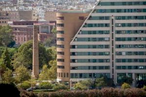 Valencia restaurará la chimenea industrial de la antigua fábrica de alcohol situada en la Alameda