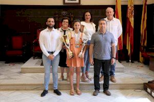 El Ayuntamiento de Sagunto recibe a la subcampeona mundial de pesca con caña, Lucía Romero, como reconocimiento a sus recientes éxitos