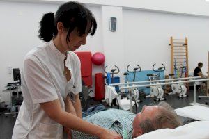 Especialistas del Hospital Universitario del Vinalopó afirman que tras épocas de exámenes aumentan las consultas de dolor cervical y lumbar