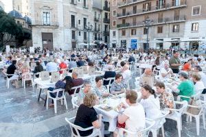 Cientos de valencianos se reúnen de nuevo en la Plaza de la Virgen para celebrar la Cena del Hambre