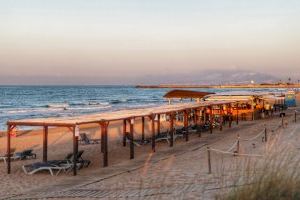 Turismo consigue avanzar la apertura de los chiringuitos en la playa de Oliva
