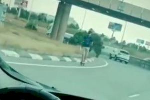 Graven a un patinet circulant per una carretera de Castelló