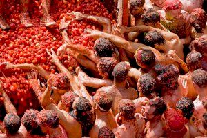 Juncal Carrascosa se reúne con representantes de Renfe para acordar una colaboración en transporte y publicidad para La Tomatina de Buñol