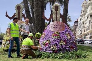 Alicante rinde homenaje a las belleas con sendas esculturas florales en la plaza del Mar y frente a la Estación