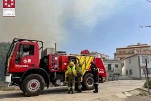 Els bombers forestals treballen per a extingir l'incendi de Caudiel