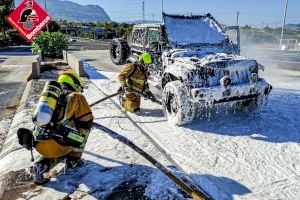 Arde un todoterreno en el antiguo peaje de la AP-7 en Benidorm