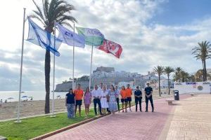 Peníscola llueix les banderes de qualitat a la platja