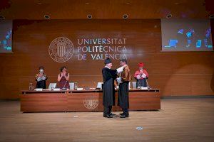 La UPV clausura el curso con 61 nuevos doctores y doctoras y  entrega su medalla al anterior rector, Francisco Mora