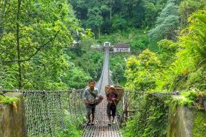 Estudiantes de la UCV realizan una campaña educativa y actúan como clínica móvil de la población sherpa en Nepal