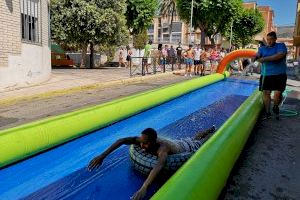 El Estiu Jove hace disfrutar a los adolescentes con un tobogán acuático en el barrio Carbonaire