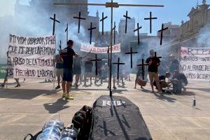 Els bombers de Castelló protesten durant el ple per a demanar un reforç de la plantilla