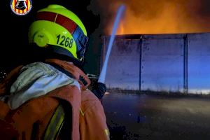 Tres incendios en un día: los bomberos intervienen en un incendio industrial en Vallada y otros dos en Torrent y Manises